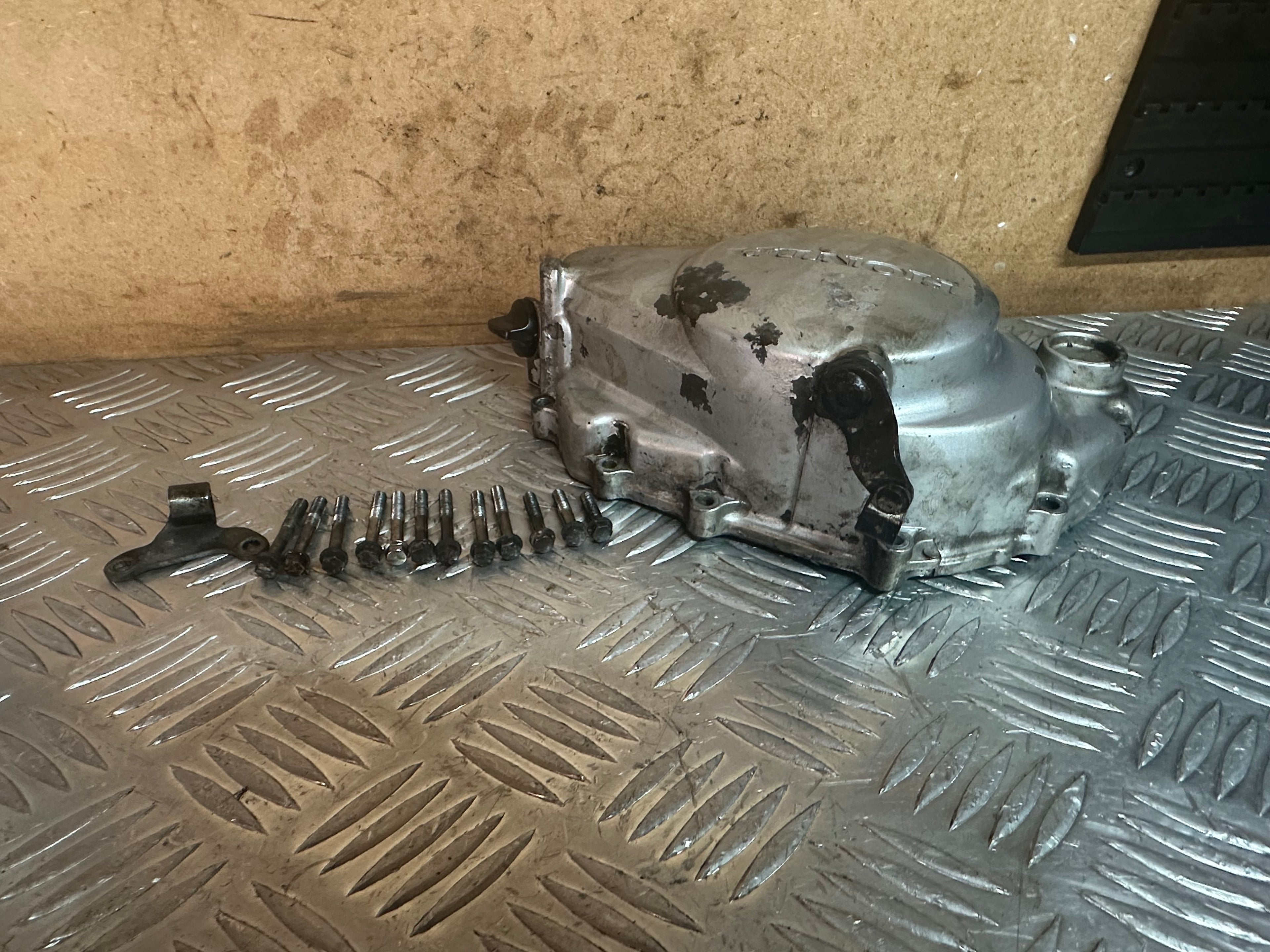 Honda CBF125 Engine Clutch Cover With Clutch Arm & all Bolts 2012