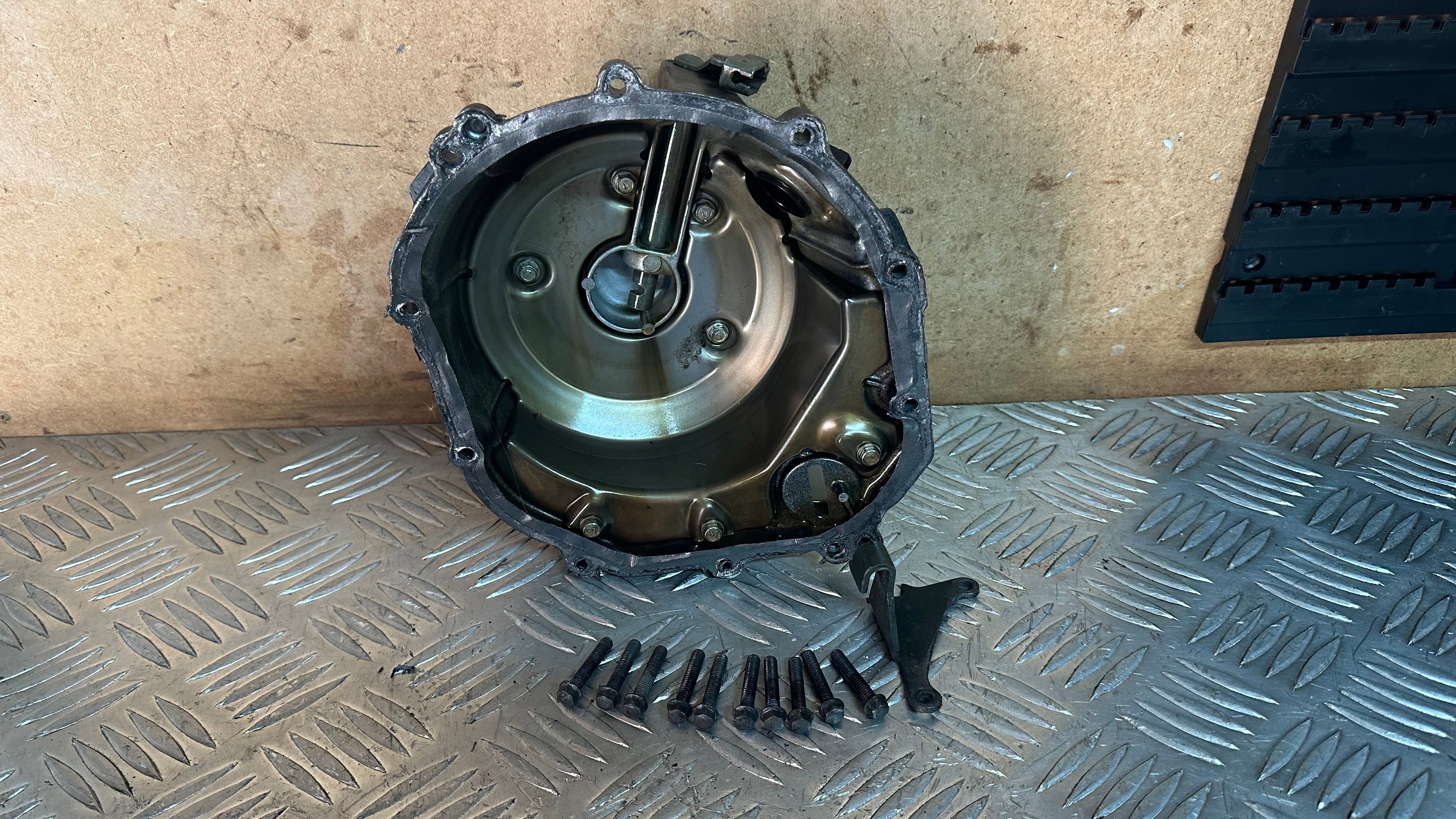 Kawasaki ZX600 Engine Clutch Cover With Clutch Arm & Bolts Used F2 1996 Ninja ZX6R
