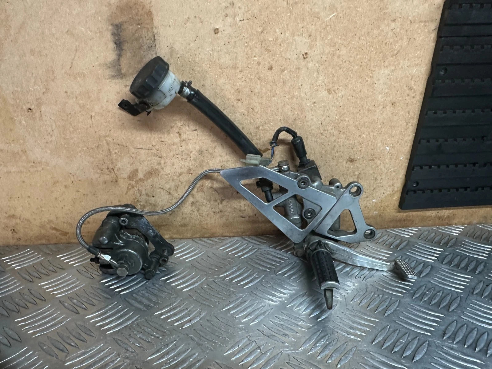 Kawasaki ZX600 Rear Brake Complete Master + Caliper + Foot Rest Hanger 1996 ZX6R
