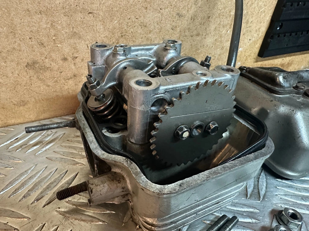Honda CBR125R Cylinder Head + Camshaft + Bolts + Cover Carb Model 2005 CBR 125