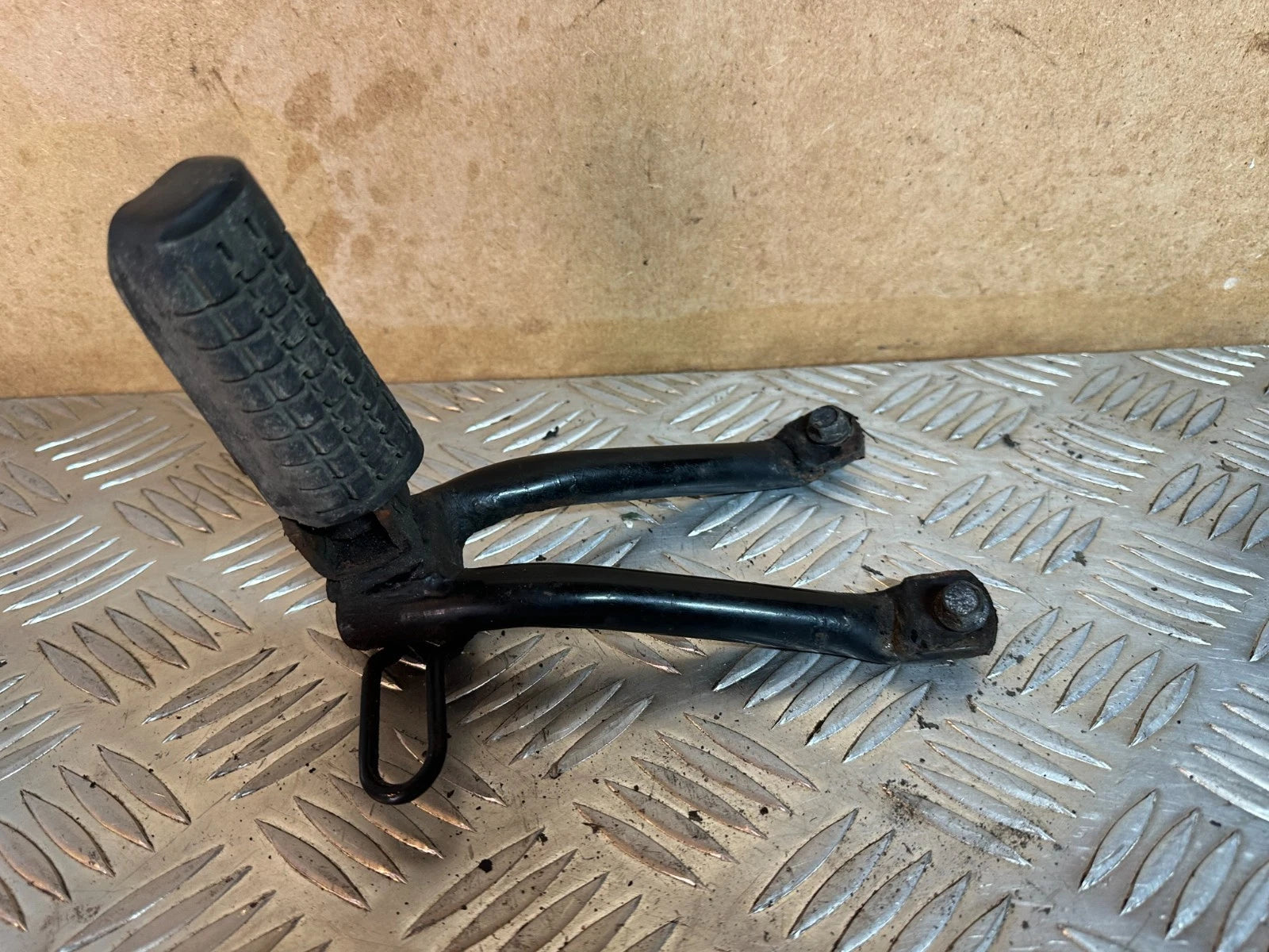 Honda CBF125 LH Foot Rest Hanger + Bolts Pillion Passenger Foot Peg 2012 CBF 125