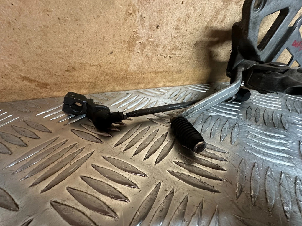 Kawasaki ZX600 Left Foot Rest Hanger With Gear Lever & Linkage 1996 Ninja ZX6R