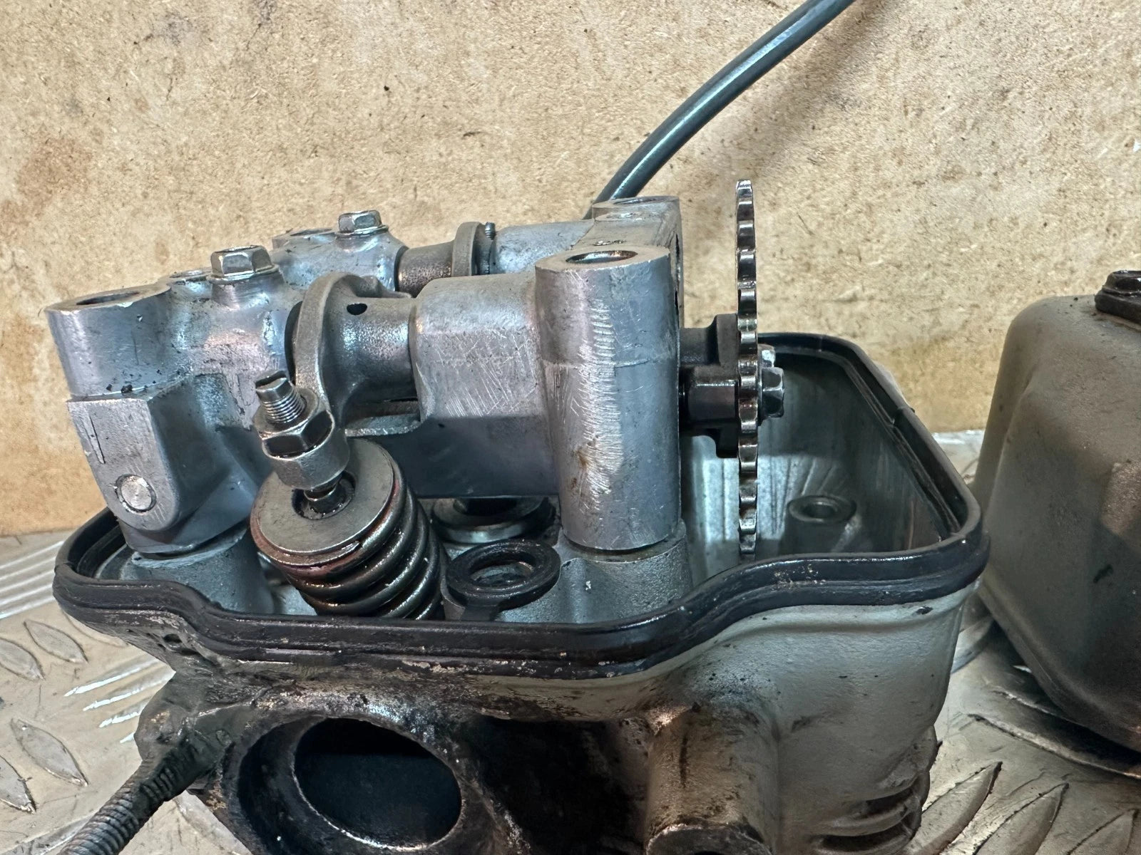 Honda CBR125R Cylinder Head + Camshaft + Bolts + Cover Carb Model 2005 CBR 125