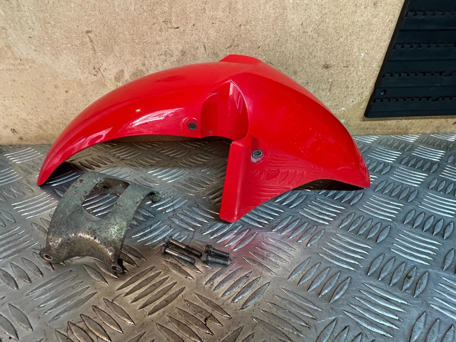 Honda CBR125R Front Mudguard Fender + Bracket & Bolts VGC CBR125 2005 CBR 125