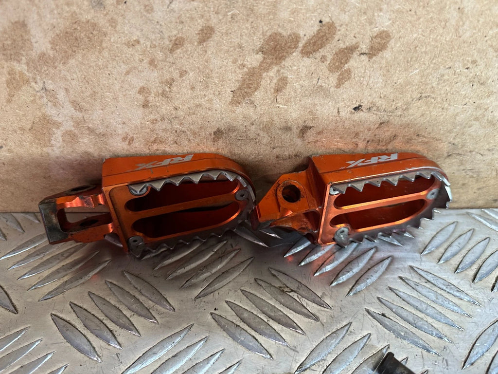 KTM SXF 350 RFX Wide Grip Spike Foot Pegs With Pins & Springs SXF350 XCF SX-F