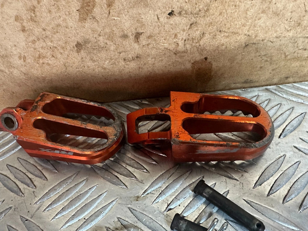 KTM SXF 350 RFX Wide Grip Spike Foot Pegs With Pins & Springs SXF350 XCF SX-F