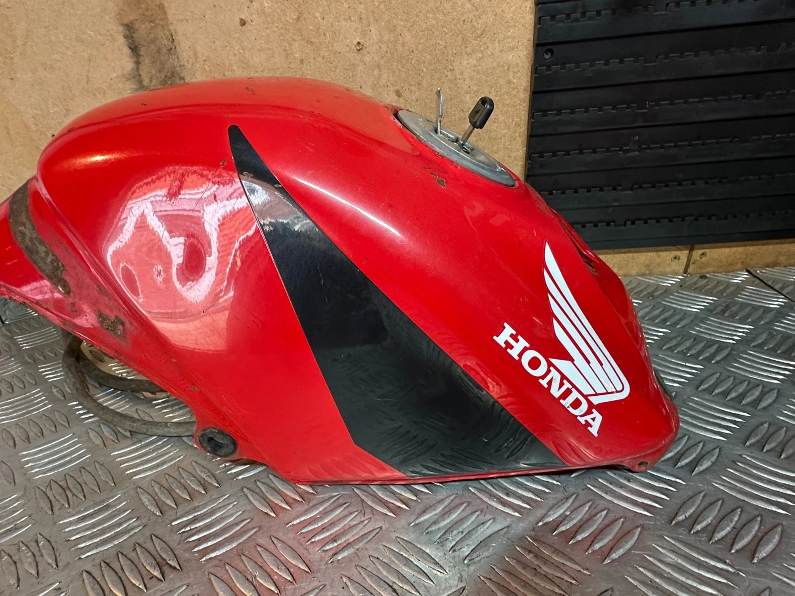 Honda CBR125R Petrol Fuel Gas Tank With Tap Cap & Key + Sender Unit 2005 CBR 125
