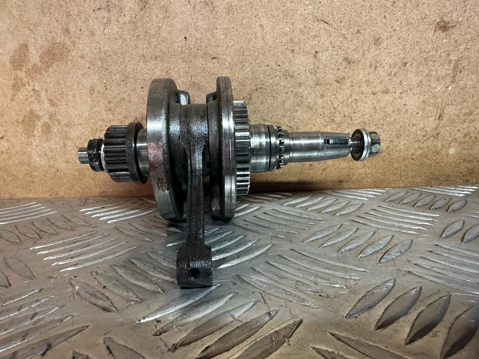 Honda CBR125R Engine Crankshaft Assy with Keys & Gear Carb Model 2005 CBR 125