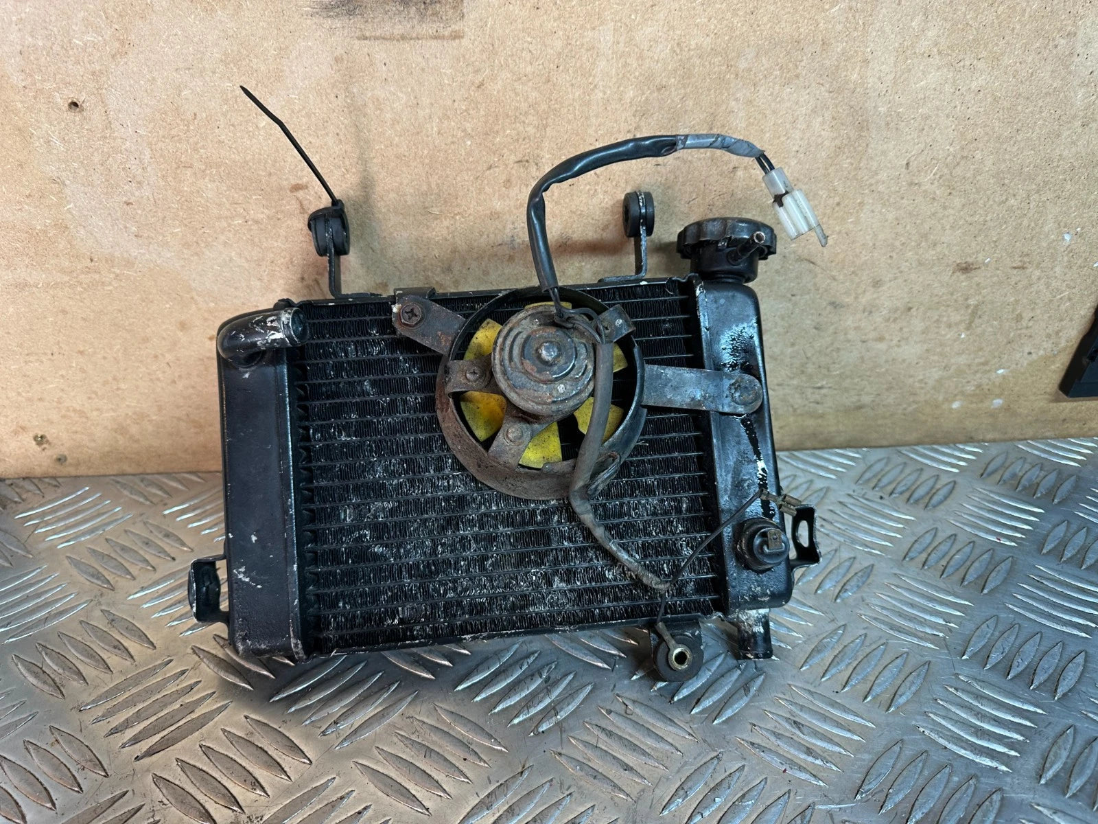 Honda CBR125R Radiator With Cooling Fan + Coolant Cap 2005 CBR 125