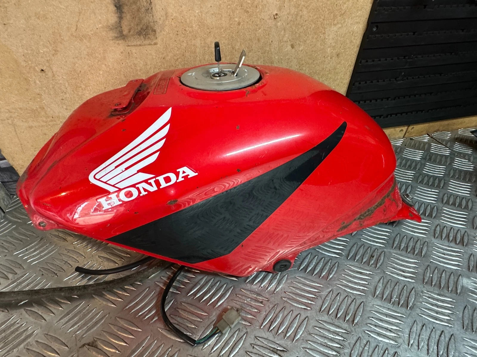 Honda CBR125R Petrol Fuel Gas Tank With Tap Cap & Key + Sender Unit 2005 CBR 125