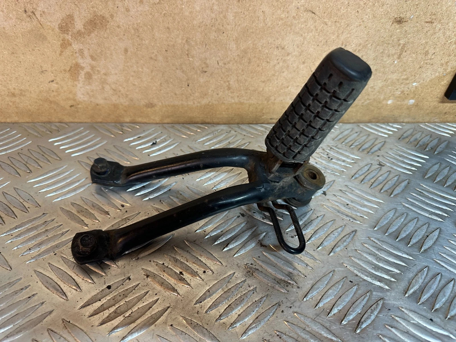 Honda CBF125 RH Foot Rest Hanger + Bolts Pillion Passenger Foot Peg 2012 CBF 125