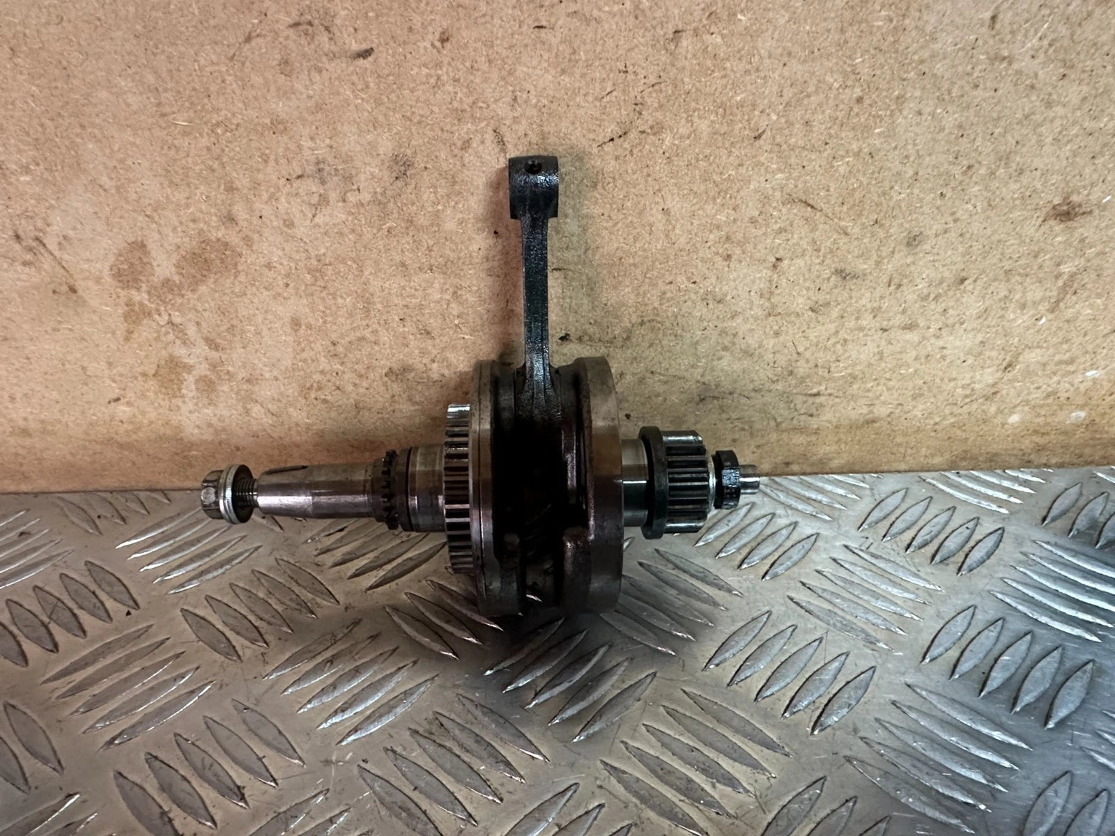 Honda CBR125R Engine Crankshaft Assy with Keys & Gear Carb Model 2005 CBR 125