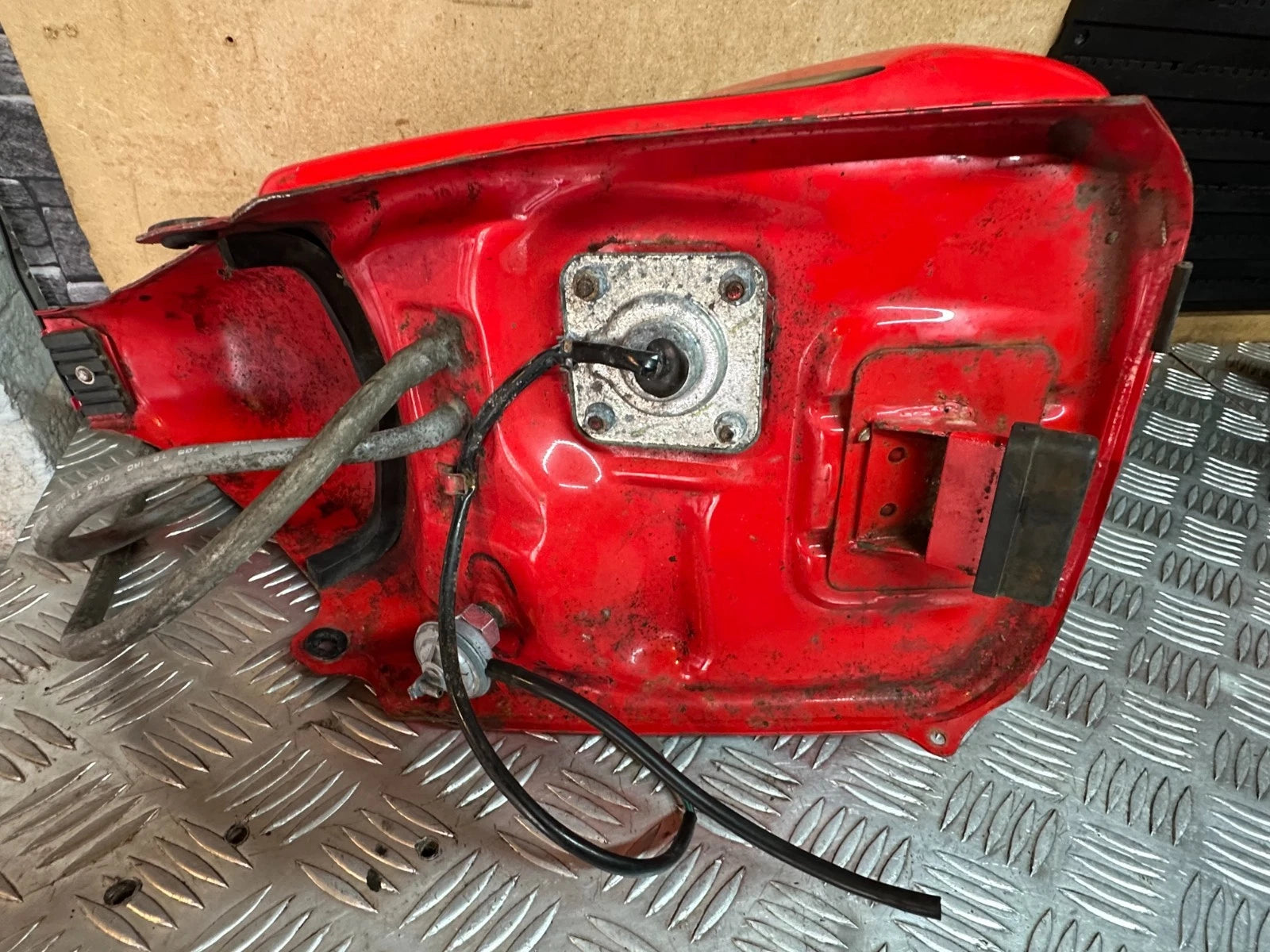 Honda CBR125R Petrol Fuel Gas Tank With Tap Cap & Key + Sender Unit 2005 CBR 125