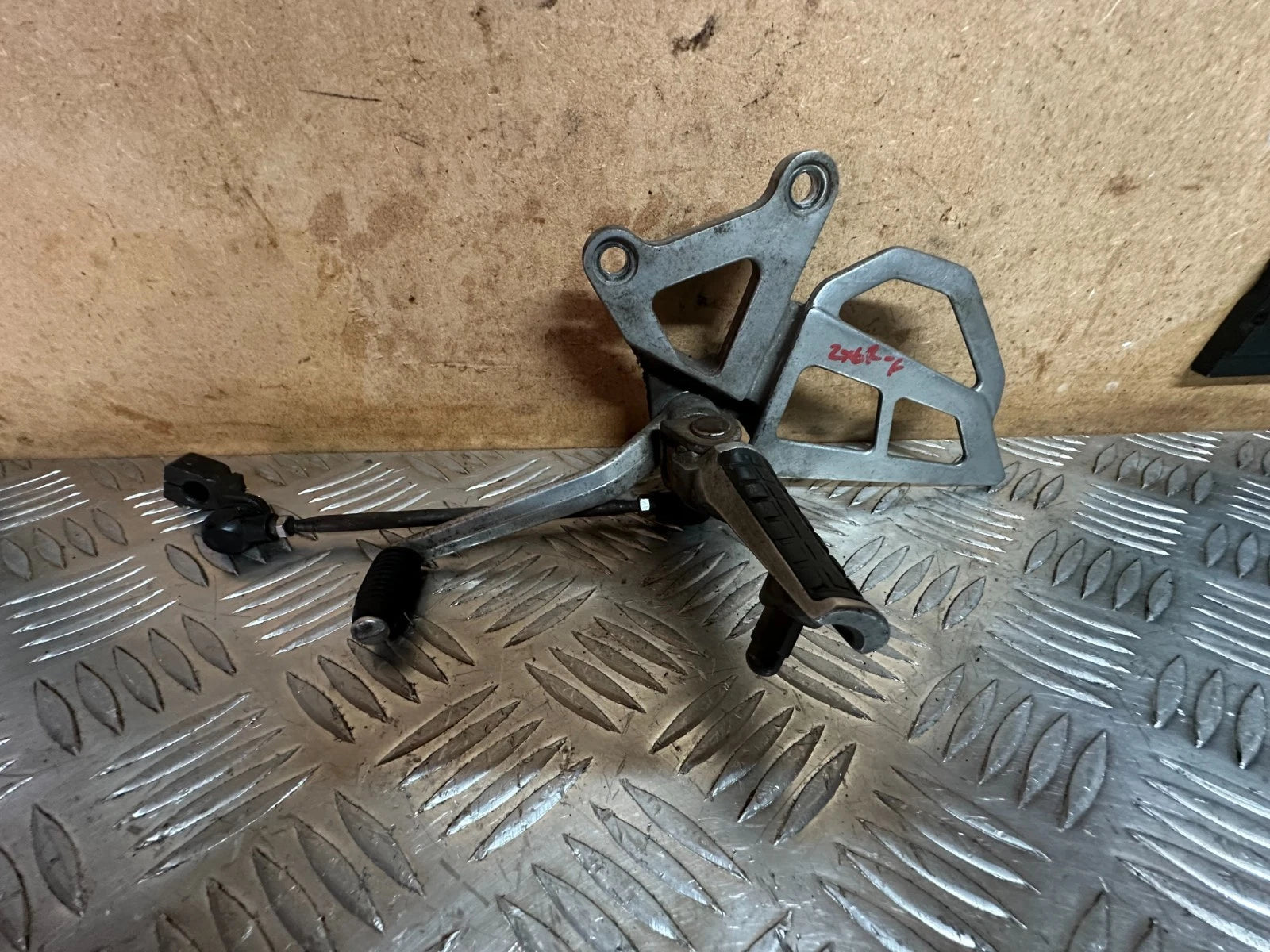 Kawasaki ZX600 Left Foot Rest Hanger With Gear Lever & Linkage 1996 Ninja ZX6R